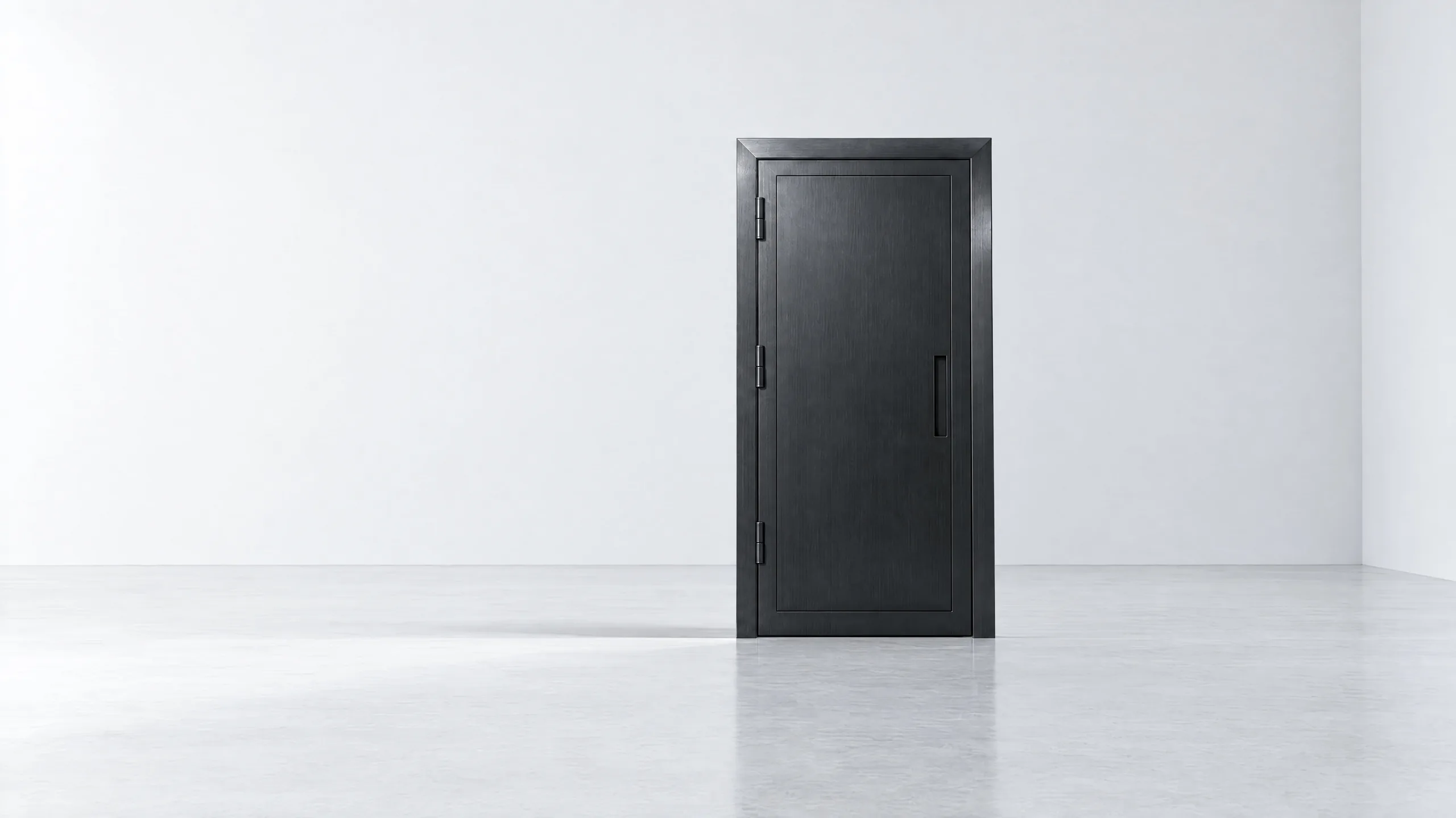 La puerta de seguridad de acero negro de BlackDoor en una habitación blanca.